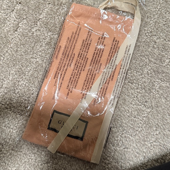 Gucci Beauty Sleep Mask and Matching Pouch - Picture 4 of 4